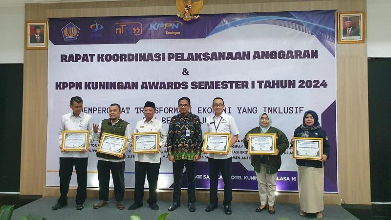 BPS Kabupaten Majalengka mendapatkan 2 Piagam dari KPPN Kuningan Awards Semester I Tahun 2024